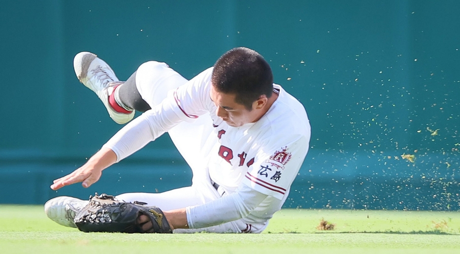 一回、熊本工1死二塁、上田の打球を好捕する田村