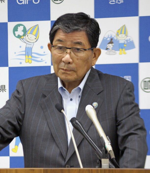 記者会見する岐阜県の古田肇知事＝8日午後、岐阜県庁