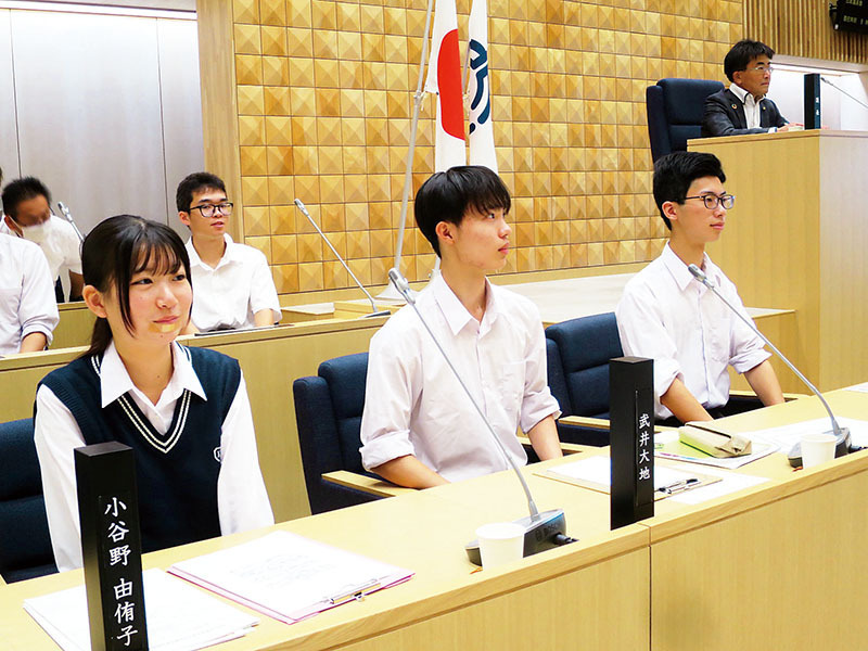 市政への提案を行った（左から）小谷野由侑子さん、武井大地さん、庄司和人さん＝北本市役所市議会議場