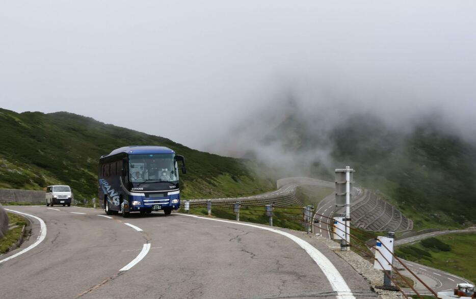 開通した「乗鞍スカイライン」の先頭を走るバス＝20日午後、岐阜県高山市