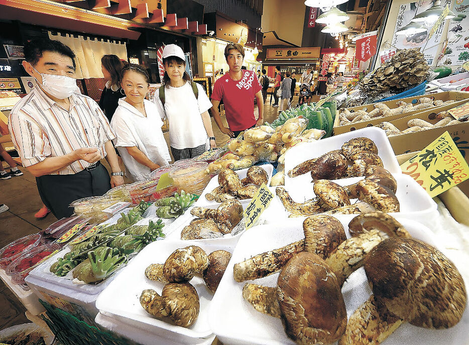 店頭に並ぶ中国産のマツタケ＝近江町市場