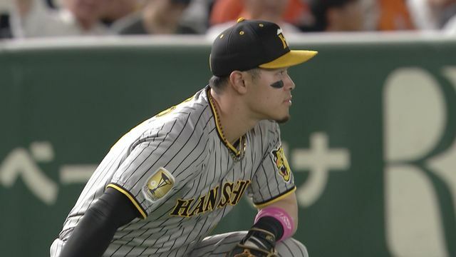 送球エラーで先制点を与えてしまった阪神・佐藤輝明選手(画像：日テレジータス)