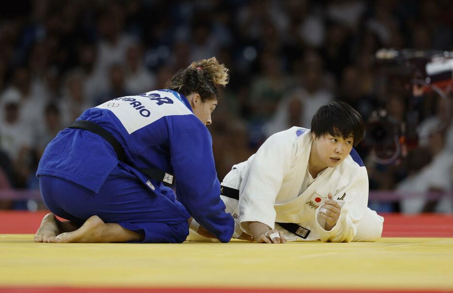 女子78キロ級3位決定戦でポルトガル選手（左）に敗れた高山莉加＝パリ（共同）