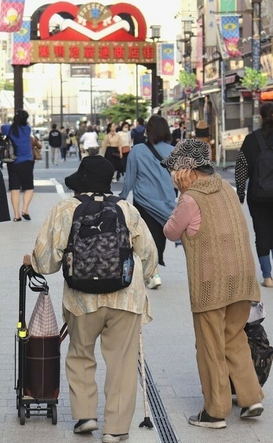 東京・巣鴨の商店街を歩く高齢者＝5月