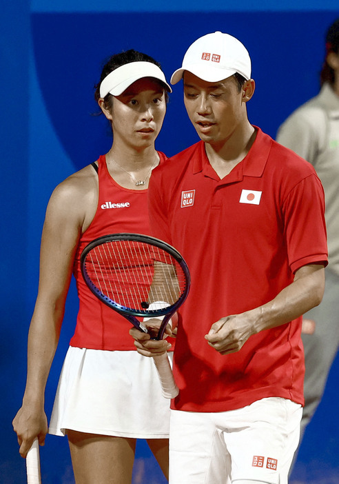 混合ダブルス準々決勝　チェコ組と対戦する錦織圭（右）、柴原瑛菜組＝パリ（ロイター＝共同）