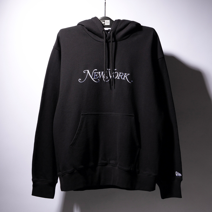 「Oversized Pullover Hoodie」11000円／ニューエラ×ニューヨークマガジン　© & TM Vox Media, LLC.