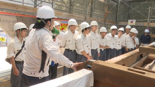 国宝・神谷神社本殿の修復を見学する高校生