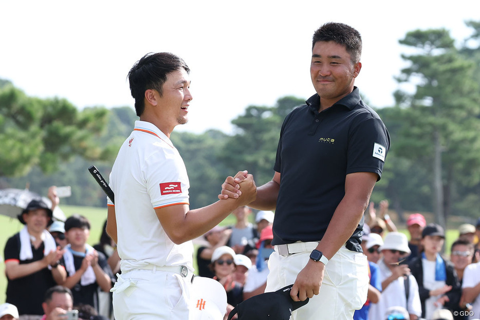 プレーオフを戦った小斉平優和（右）と健闘をたたえ合う