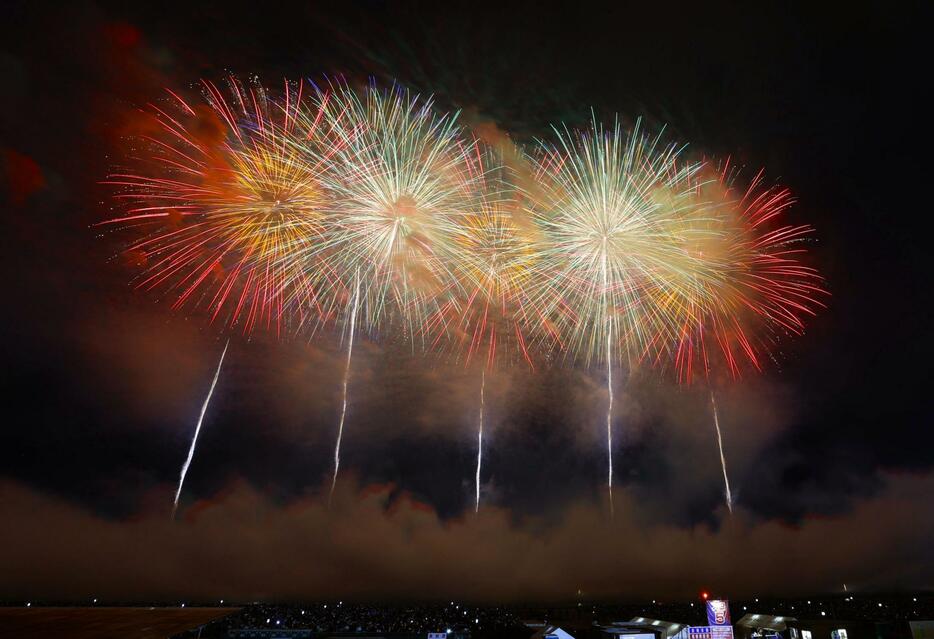 第96回全国花火競技大会で打ち上げられた色鮮やかな花火＝31日夜、秋田県大仙市（多重露光）