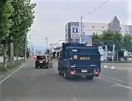 ２車線の一方通行道路で左側からいきなり"右折"する乗用車…この直後トラックと衝突した（撮影：視聴者）