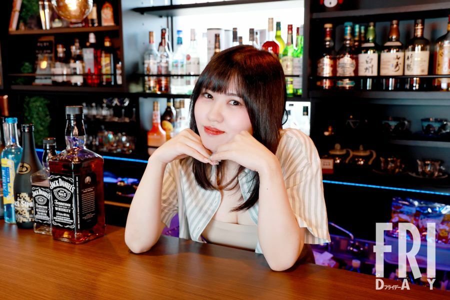 経営するバー『bar airia』にて。政見放送の際に着ていたシャツで来てくれた