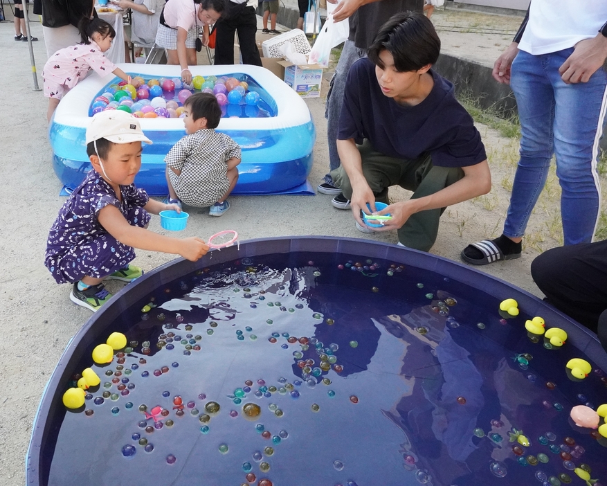 納涼祭を楽しむ子どもたちとボランティアスタッフ=岡山県津山市で