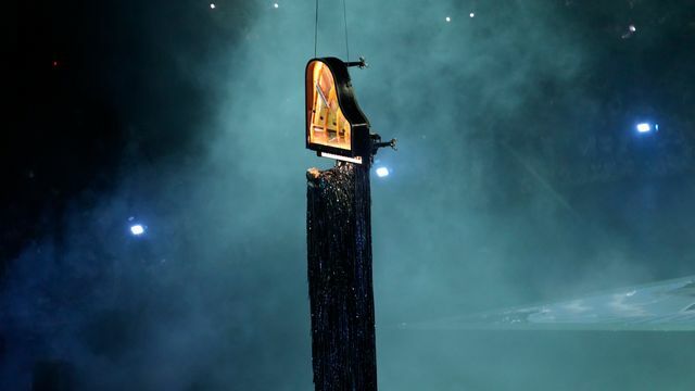 閉会式で宙に浮くグランドピアノと奏者(写真：AP/アフロ)