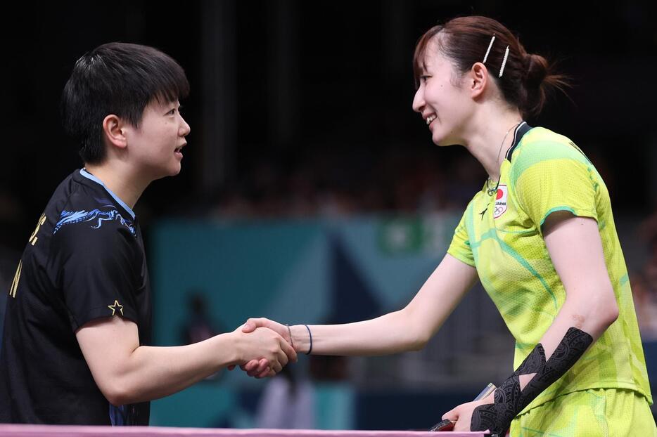 早田の下に駆け寄り、笑顔で握手を交わした孫穎莎。(C)Getty Images