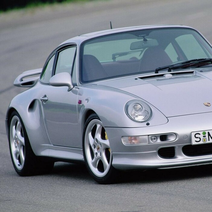 1995年に登場した993世代の4代目ポルシェ911ターボ。「993ターボ」とも呼ばれる。