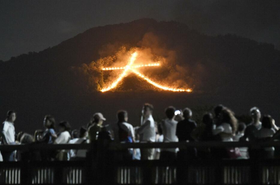 京都の伝統行事「五山送り火」で、夜空に浮かび上がった「大」の文字＝16日夜、京都市