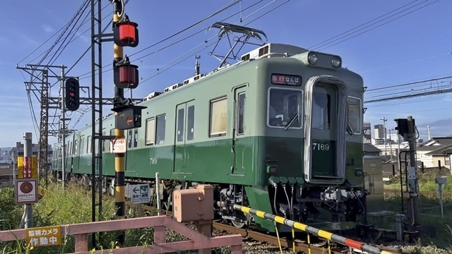 濃淡緑色のツートンカラーを復刻させた7100系車両