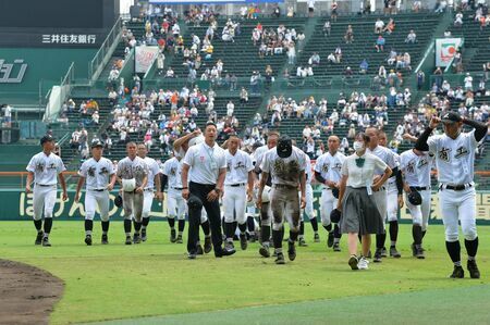 1回戦で滋賀学園に敗れ、肩を落とす有田工の選手ら＝兵庫県の阪神甲子園球場