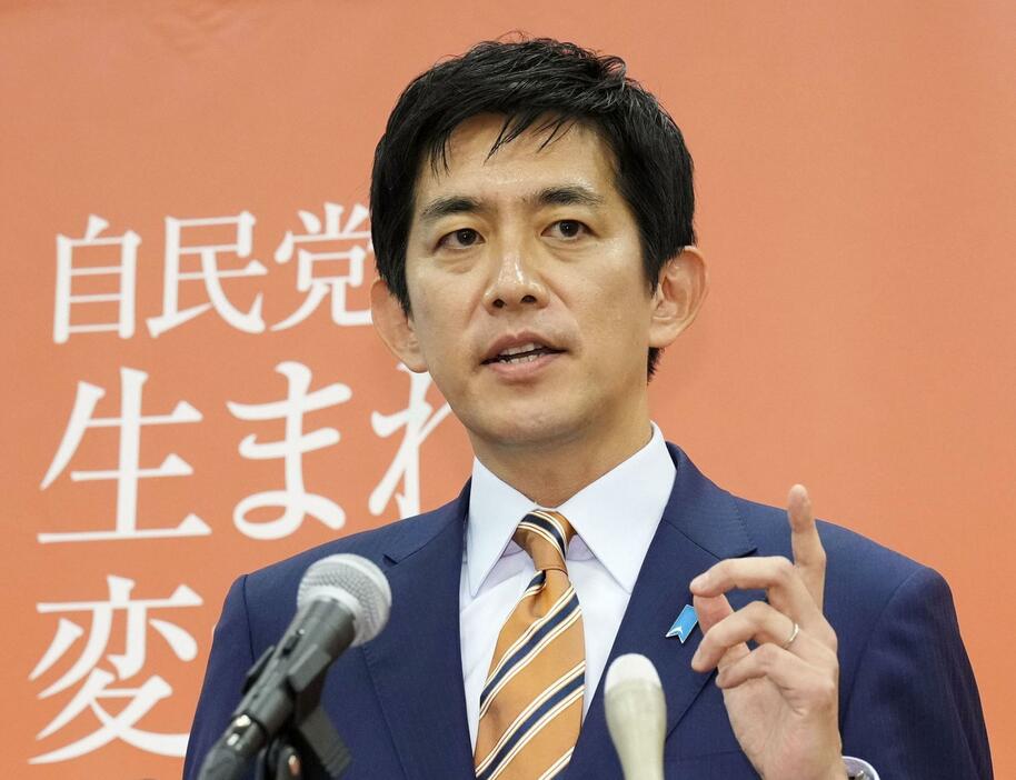 記者会見で自民党総裁選への立候補を表明する小林前経済安保相＝19日午後、国会