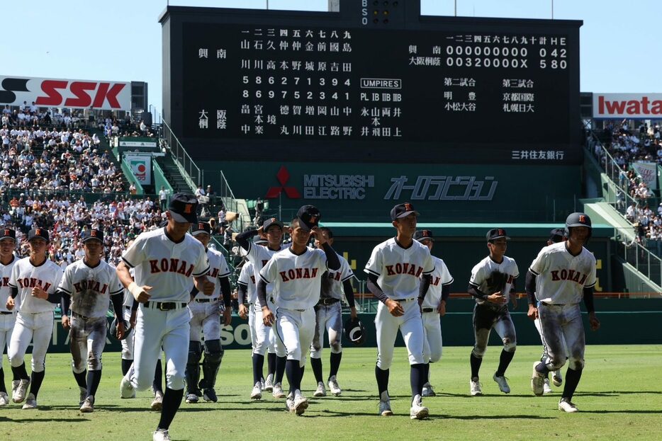 興南―大阪桐蔭　大阪桐蔭に敗れ、アルプスにあいさつをしてベンチに向かう興南の選手たち＝8日、兵庫県の阪神甲子園球場（小川昌宏撮影）