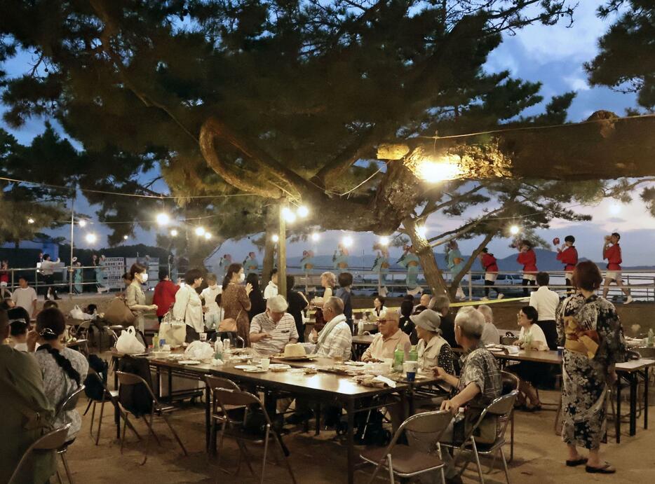 国立ハンセン病療養所「大島青松園」で開かれた夏祭り＝7日夕、高松市