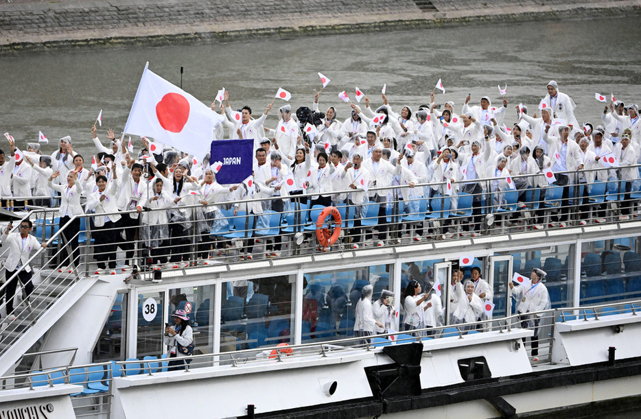 セーヌ川を船でパレードする日本選手団＝7月26日、パリ（共同）