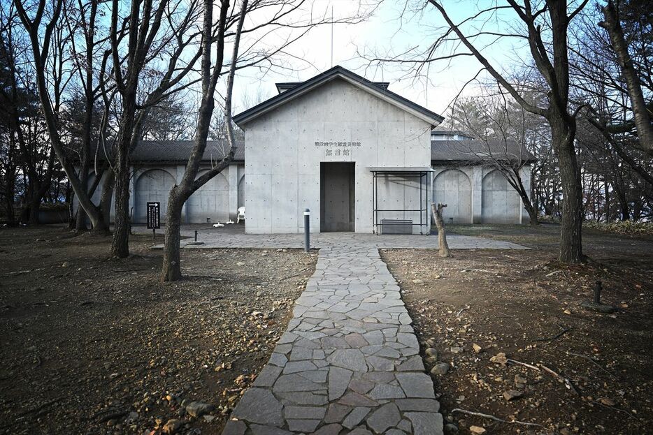 建物のデザインも窪島さんが手掛けた。正面は石棺のようでもあり、俯瞰すると十字架の形になっている