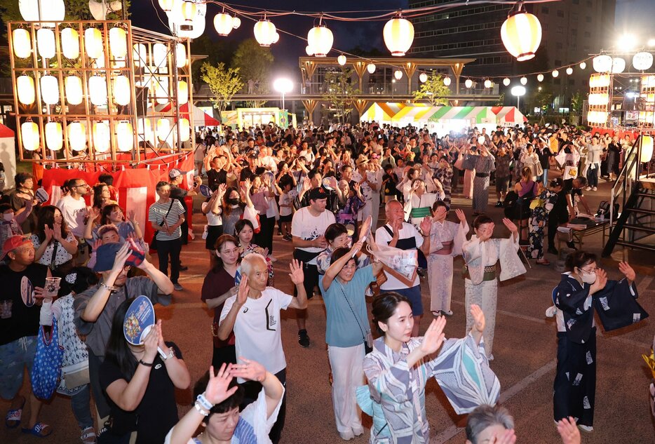 太鼓と音楽に合わせて踊る、ひろしま盆ダンスの参加者