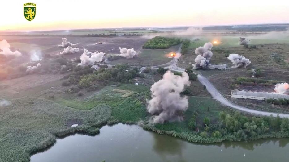 ウクライナ軍が同国ドネツク州で、ロシア軍に対して行ったとする多連装ロケットシステムによる攻撃（21日、ロイター通信が入手した映像から、ロイター＝共同）