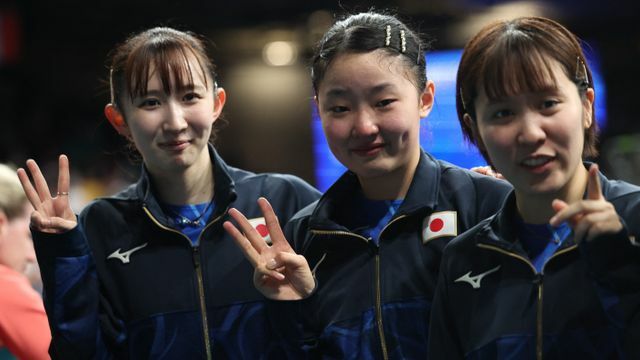 ドイツ戦に勝利し4大会連続メダルをを確定させた早田ひな選手、張本美和選手、平野美宇選手(写真：ロイター/アフロ)