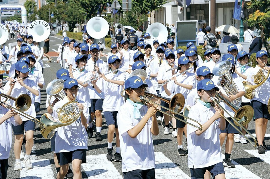 伊勢町通りから本町通りに進む参加者。熱のこもった演奏を響かせた