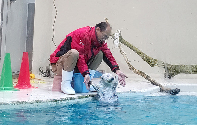 微笑ましいベテラン飼育員さんとの触れあいタイム