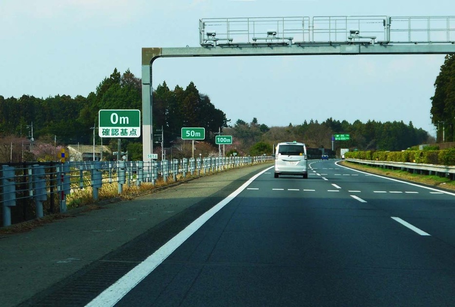 車間距離確認表示板などで、常に先行車との車間距離を確認することも大切