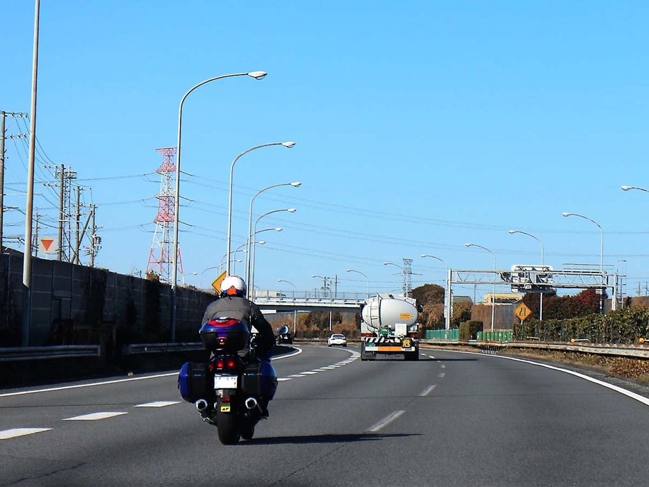 高速道路をバイクで走るにあたっての注意点やポイントを解説