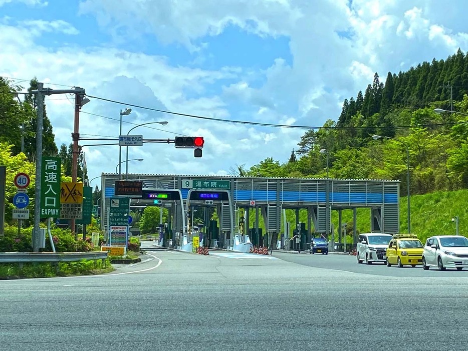 高速道路を通行するためには、法律で定められたさまざまな規定を守る必要がある