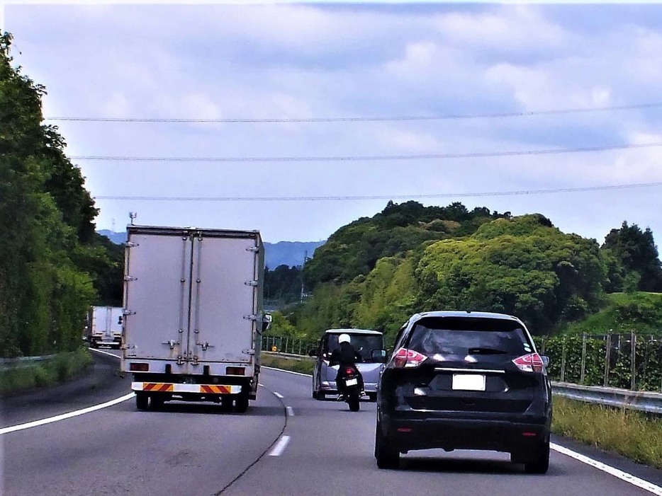 高速道路でもすり抜け運転は危険