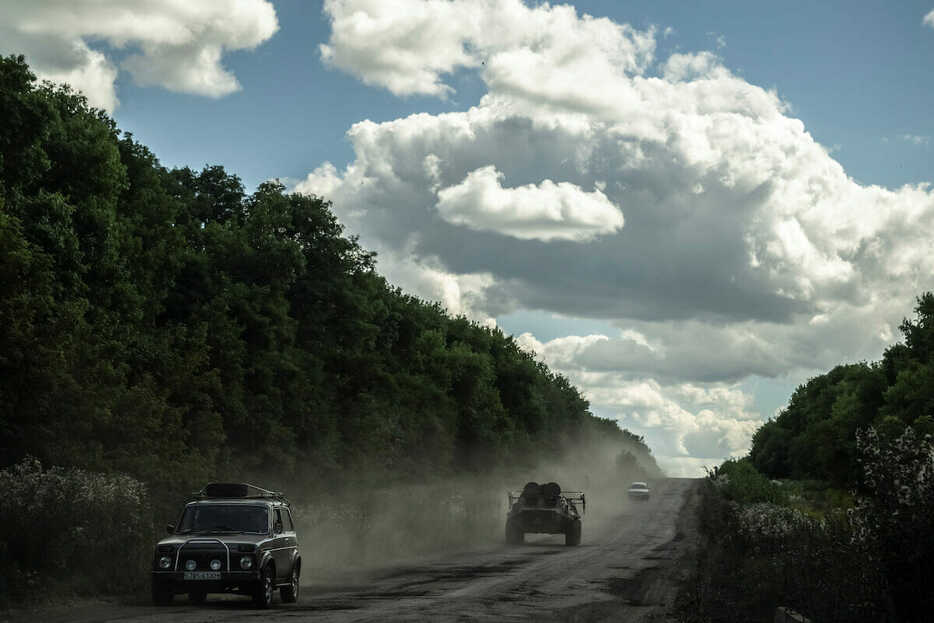 ロシア国境に近いスームィ地域を走るウクライナ軍の装甲兵員輸送車（8月12日）　REUTERS/Viacheslav Ratynskyi