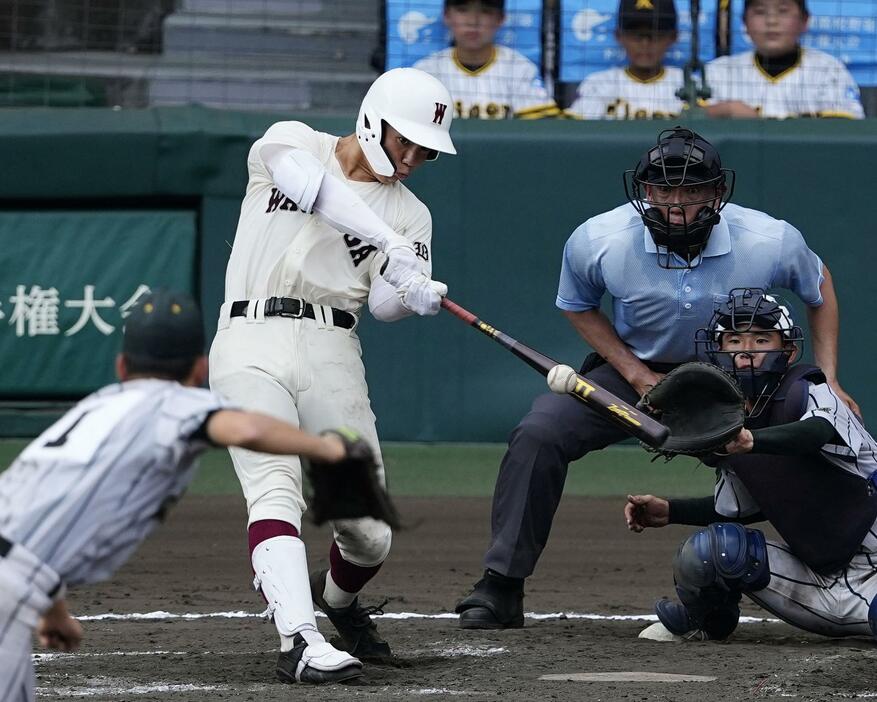 早実―鶴岡東　タイブレークの10回裏早実1死満塁、中村が右越えにサヨナラ打を放つ。投手桜井、捕手億田＝甲子園