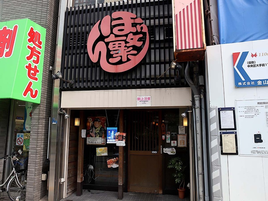 入り口は小さ目だけど中のお店は広々