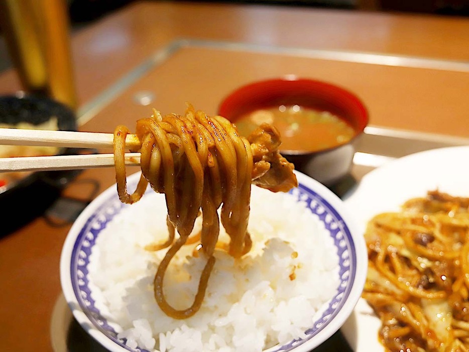 焼きそばに白いご飯は、もはやマストアイテム