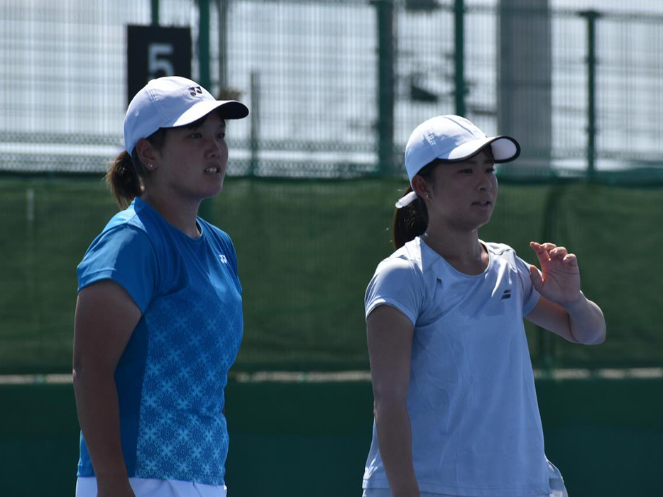 「2024年全日本学生テニス選手権大会」（三重・四日市テニスセンター）で女子ダブルス3回戦に進出した石川こころ（右）／上林真奈（姫路大学3年／3年）（写真提供◎全日本学生テニス連盟）