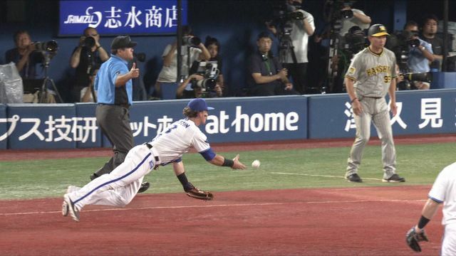 足を滑らせながらもアウトを勝ち取るDeNAオースティン選手