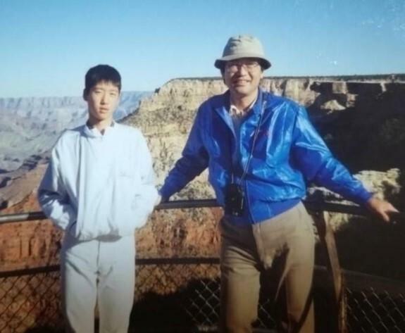 アメリカへ家族旅行した捷則さん（右）と吉村さん（左）＝1993年（提供写真）