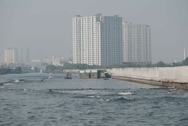 ジャカルタ北部・ムアラバル地区の海岸。市内でも特に地盤沈下が深刻な地域だ