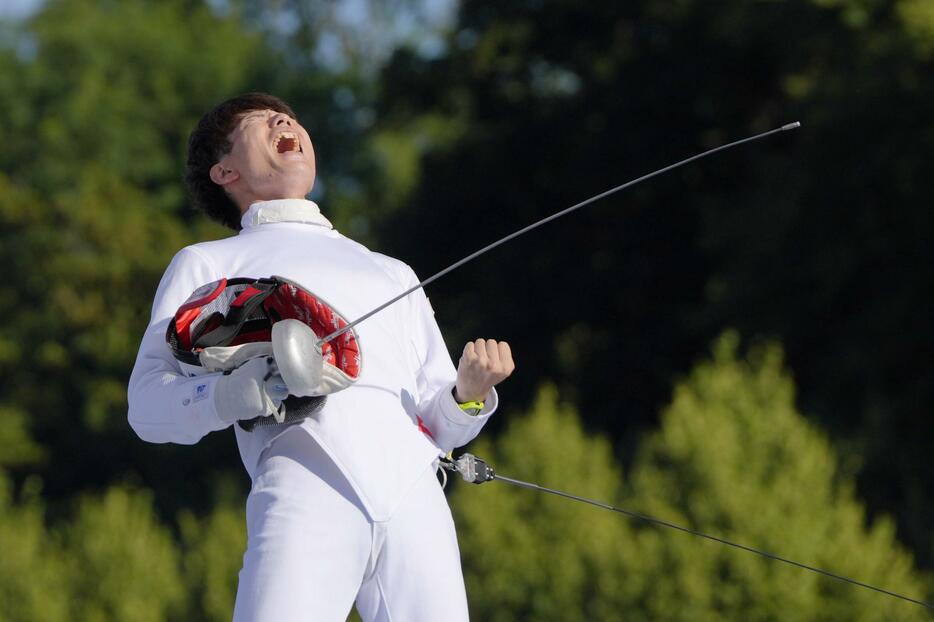 男子決勝　フェンシングで韓国選手に勝利し、喜ぶ佐藤大宗＝パリ郊外（共同）