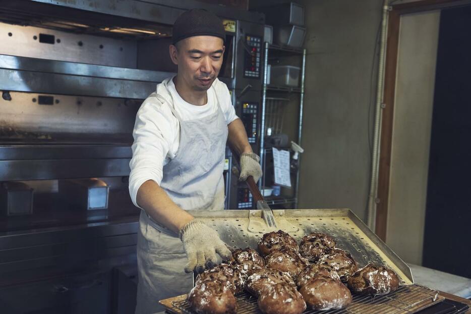 一日に何回転も生地を仕込み、パンを焼き続ける久保田英史さん。どんなに忙しくても、来店した一人ひとりに声をかける姿も印象的だった　PHOTOGRAPH BY YUKO CHIBA