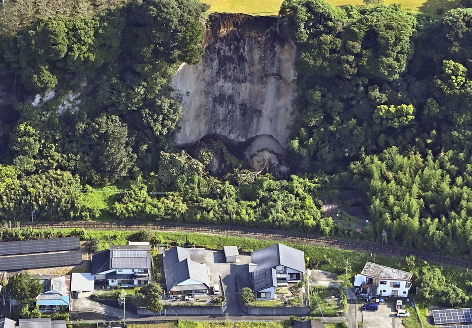 鹿児島県志布志市の崩落現場＝9日午前8時10分（共同通信社ヘリから）