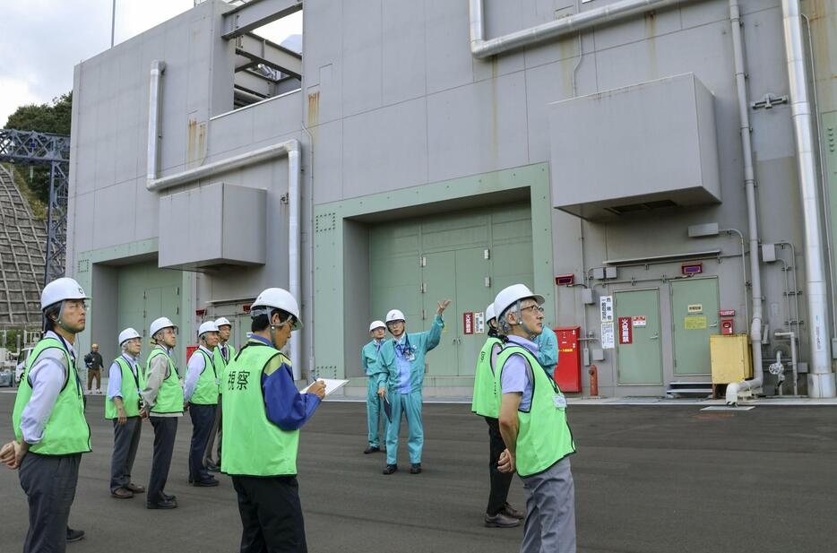 島根原発2号機を視察する鳥取県原子力安全顧問を務める専門家ら＝24日午後、松江市