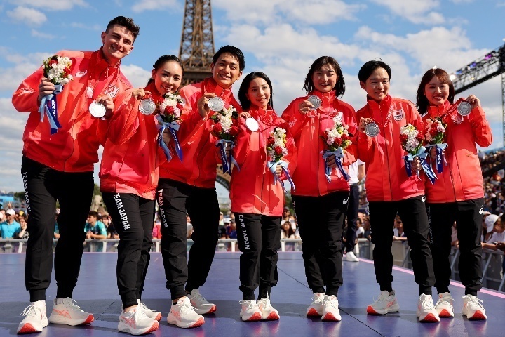 北京五輪のフィギュア団体戦で銀メダルに繰り上がった日本がパリ五輪でメダル授賞式が行なわれた。(C)Getty Images