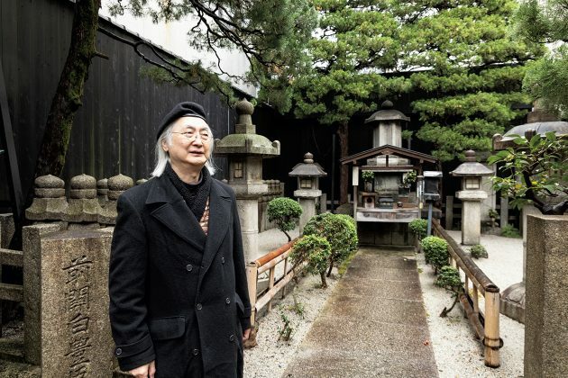 「繁華街にひっそり佇み落ち着いた境内です。」（堤さん）こちらが秀次と一族の墓域となっている。奥に見える秀次の首を納めたと伝えられている「石びつ」を中央にして、周りに一族と家臣49基の五輪石塔が取り囲んでいる。